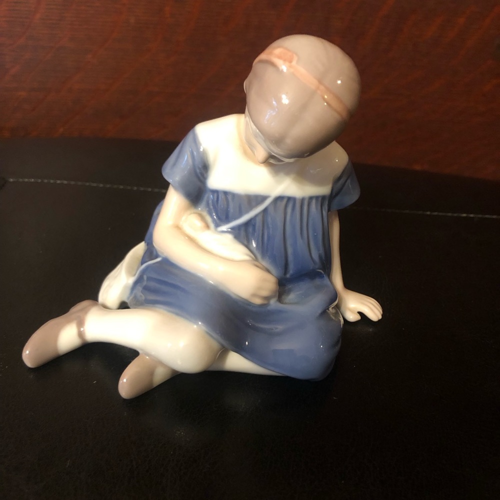 Bing & Grondahl Girl with doll sitting on her side # 1526